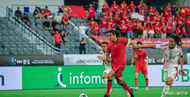 国足东亚杯首开记录，1-0小胜香港队逃离垫底，滑跪庆祝